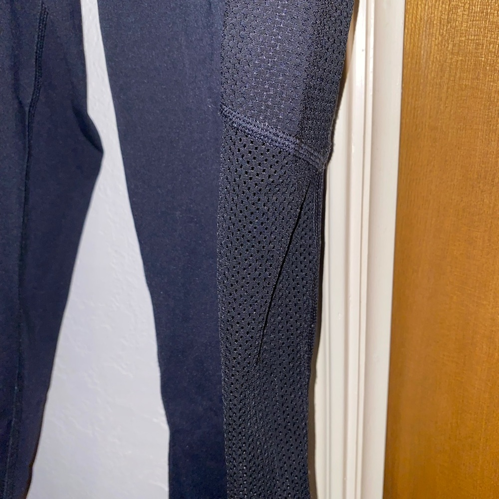 Black Aerie leggings with see through pattern on both sides of the legs - Picture 4 of 6